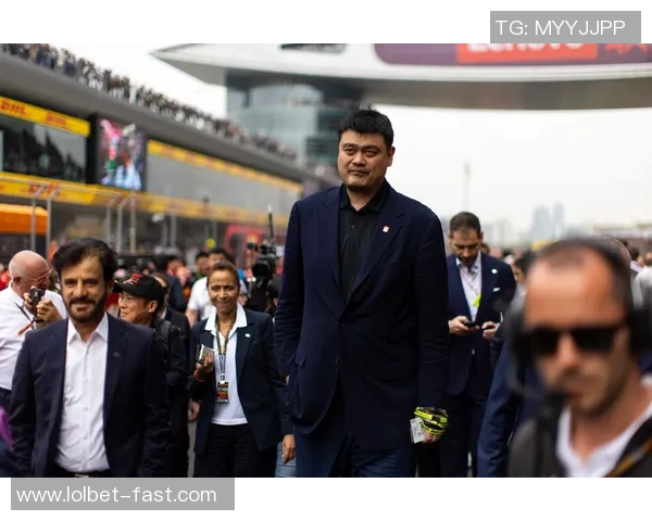 姚明跨界挑战游泳选手身份展现运动员多元魅力与坚持精神